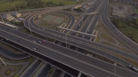 Aerial shot of traffic on elevated road intersection 库存影片 73757751