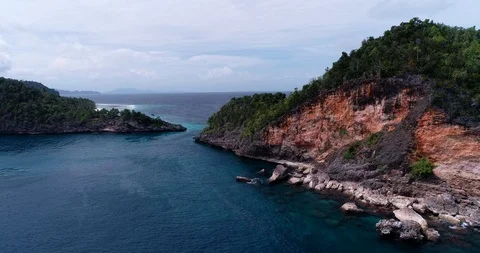 Aerial shot of tropical island with patch of red rocks and turquoise water Vídeos de archivo 100276294