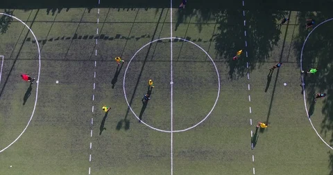 Aerial shot two teams playing ball in football outdoors, top view.  Vidéo 89573169