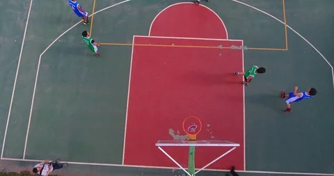 Aerial shot Two teams playing ball in basketballl outdoors, top view.  Vidéo gratuite 89573310