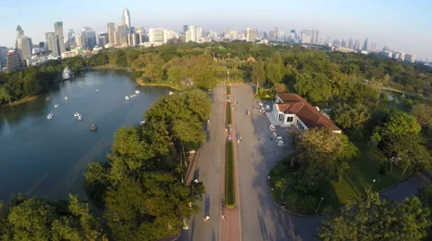Aerial shot of walking path and lake at Lumpini park in Bangkok, Thailand Video stock 65335518