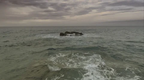 Aerial shot of waves hitting rocks near a beach in Cabo, Mexico Vidéo 67596867