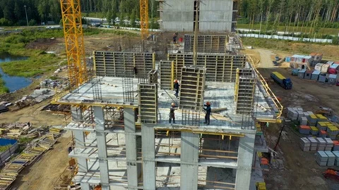 Aerial shot of workers in a construction, structure in process to be build 스톡 동영상 113954118