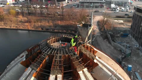 Aerial shot of workers in a construction, structure in the process to be build Видео 142883766