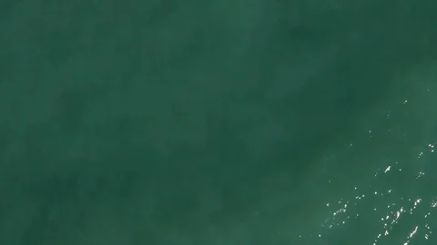 Aerial shots from a quadcopter. The camera flies over the sea. Sea surface. Vidéo 106833962