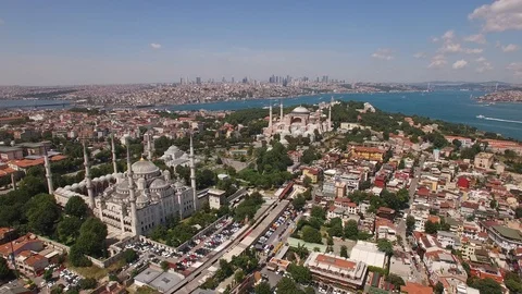 Aerial side view of Blue Mosque, Hagia Sophia. Istanbul. DJI-0788-02 Vidéo 102478772