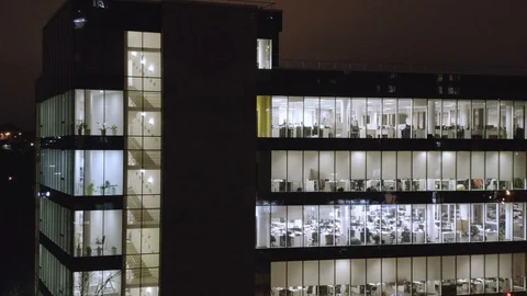 Aerial side view of a glowing windows of the office building at night Vídeos de archivo 98665266