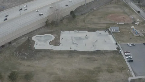 Aerial of Skate Park pulls back to reveal freeway and Neighborhood 스톡 동영상 115498059