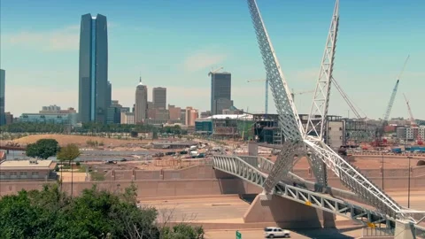 Aerial: Skydance Bridge crossing the Interstate Feeway, Oklahoma City, USA 스톡 동영상 130439299