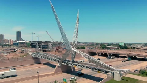 Aerial: Skydance Bridge crossing the Interstate Feeway, Oklahoma City, USA 스톡 동영상 130439485