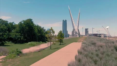 Aerial: Skydance Bridge crossing the Interstate Feeway, Oklahoma City, USA 스톡 동영상 130442792