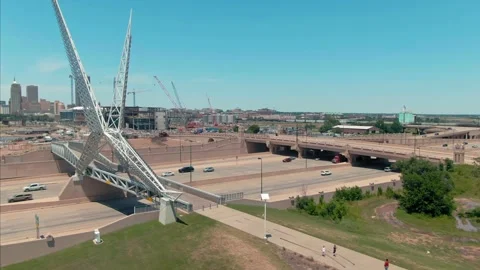 Aerial: Skydance Bridge crossing the Interstate Feeway, Oklahoma City, USA 스톡 동영상 130442929