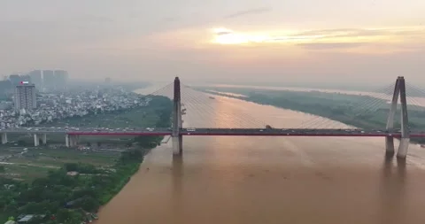 Aerial skyline view of Nhat Tan bridge in Hanoi city, Vietnam. 库存影片 342368402