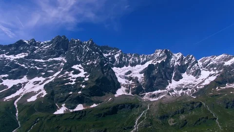Aerial sliding view of mount Cervino (matterhorn) in the Italian Alps 動画素材 112007270