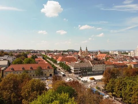 AERIAL Slow flight trough Empty Central Berlin Neighbourhood Street Brandenbourg Foto stock