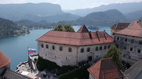 Aerial, slow motion - Bled Castle above the lake Vidéo 44364228