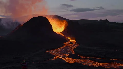 Aerial slow motion of exploding Geldingadalir Volcano with flowing lava 库存影片 154283875