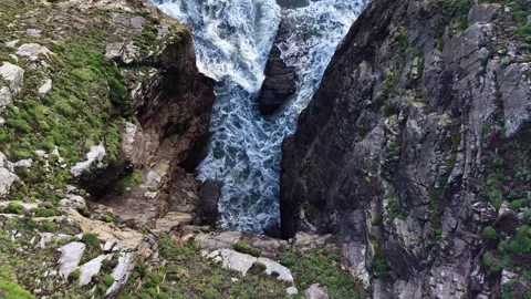 Aerial Slow Motion River Flow Through Rocks Top Down View 库存影片 332944749