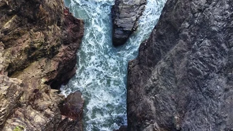 Aerial Slow Motion River Flow Through Rocks Top Down View 库存影片 332944845