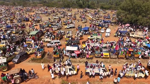 Aerial Slow Motion View of Catching Bull at Siravayal Manjuvirattu Festival 库存影片 330577804