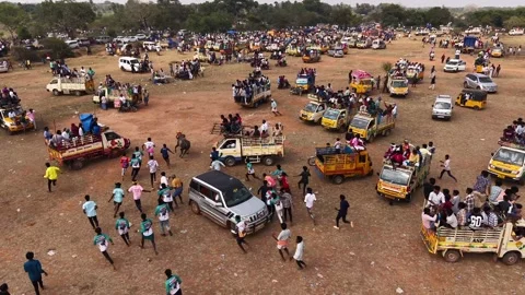 Aerial Slow Motion View of Catching Bull at Siravayal Manjuvirattu Festival 스톡 동영상 330578014