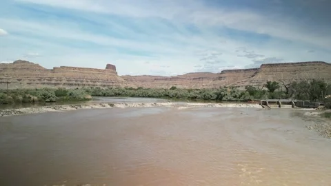 Aerial slow push in towards diversion dam on Green River in eastern Utah Stock-Footage 334016872