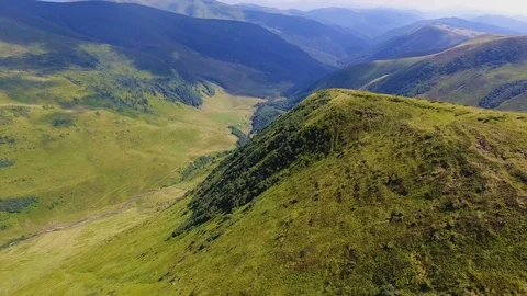 Aerial of snaky riverbed going among lengthy mountain ranges in the Carpathians Stock Footage 93712984