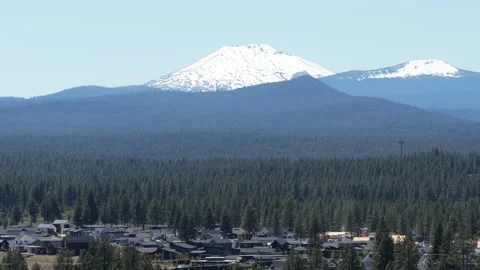 Aerial snow capped Mount Bachelor and mountain homes in Bend Oregon in spring 動画素材 335958073