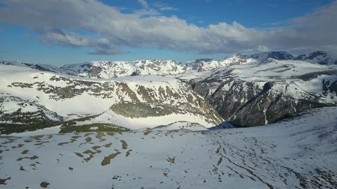 Aerial of snow covered mountain range with deep valley under Beartooth Mountains Vídeo Stock 124226173