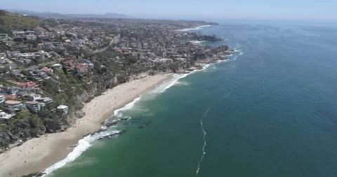 Aerial Soaring Over Thousand Steps Beach Laguna Beach California (D-Cinelike) Stockbeeldmateriaal 89035362