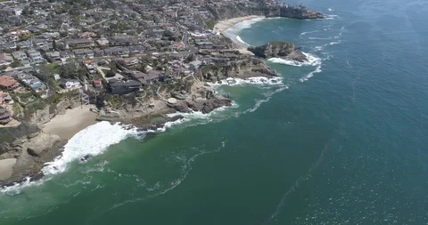 Aerial Soaring Over Thousand Steps Beach and Cliffs in Laguna Beach California ( Stockbeeldmateriaal 89035364