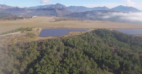 Aerial of solar panel installation Vídeos de archivo 64832875