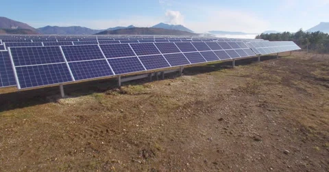 Aerial of solar panel installation Vídeos de archivo 64833014
