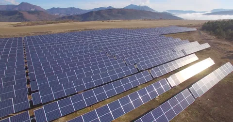 Aerial of solar panel installation Vídeos de archivo 64833023
