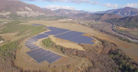 Aerial of solar panel installation Vídeos de archivo 64833078