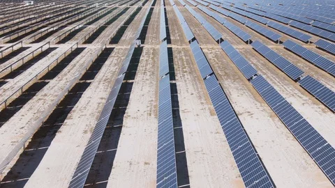 Aerial: Solar panels producing clean energy in sunny rural areas. Vídeo Stock 116806700