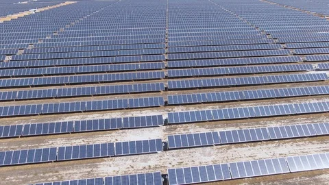 Aerial: Solar panels producing clean energy in sunny rural areas. Vídeo Stock 116807367