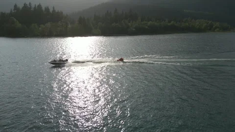 Aerial of speedboat pulling people in floaty device on British Columbia Vidéo 248963588