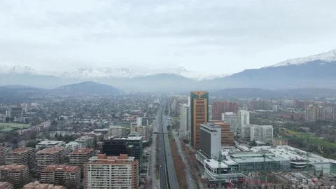 Aerial static shot over main highway of east Santiago with the Andes mountains Vidéo 135495113