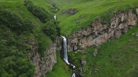 Aerial static view Arsha waterfall stream in green caucasus mountains. KAzb.. Vidéo 278977960