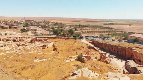 Aerial static view Dara ancient city panorama with many tourist groups expl.. Stockbeeldmateriaal 257025359