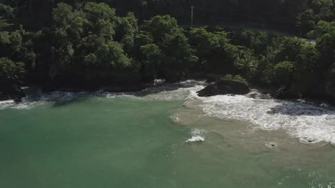 Aerial strafe of secluded beach in Toco, Trinidad on a sunny day Vidéo 261916211