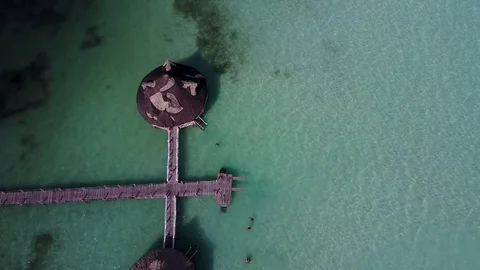 Aerial straight down view of beautiful body of water and overwater bungalows Vídeos de archivo 80048655