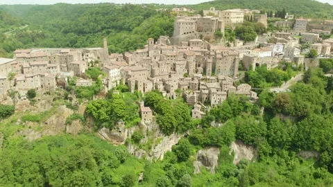 Aerial summer view of Sorano rooftops. Province Grosseto, Tuscany, Italy. 库存影片 301210352