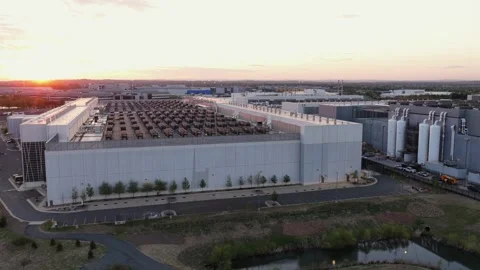Aerial sunrise view of modern data center campus in Ashburn Virginia with Vidéo 333717575