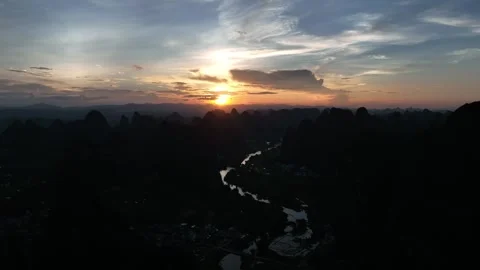 Aerial Sunset Over Karst Mountains And Winding River In Guilin Vídeos de archivo 313066492