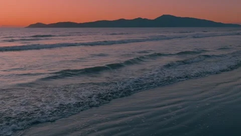 Aerial: Sunset over ocean looking out to Kapiti Island. Paraparaumu, Wellington, Vídeos de archivo 273749640
