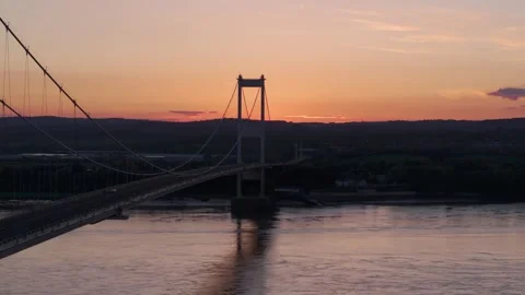 Aerial Sunset Pullback of the Severn Bridge 스톡 동영상 274481031