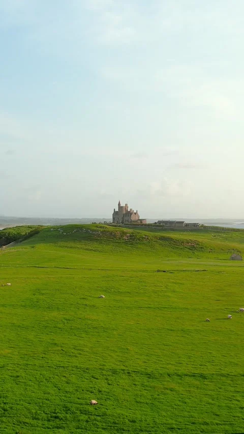 Aerial sunset view of Mullaghmore Head and Classiebawn Castle. Co Sligo, Ireland 스톡 동영상 304694598