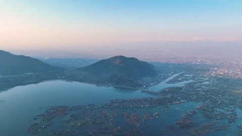 Aerial sweep of Dal Lake floating gardens and Srinagar cityscape. Видео 333672029
